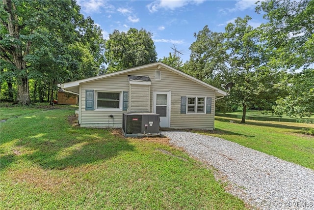 285 Jennings Ordinary Rd, Crewe, VA 23930 - view of front facade with driveway and a front yard