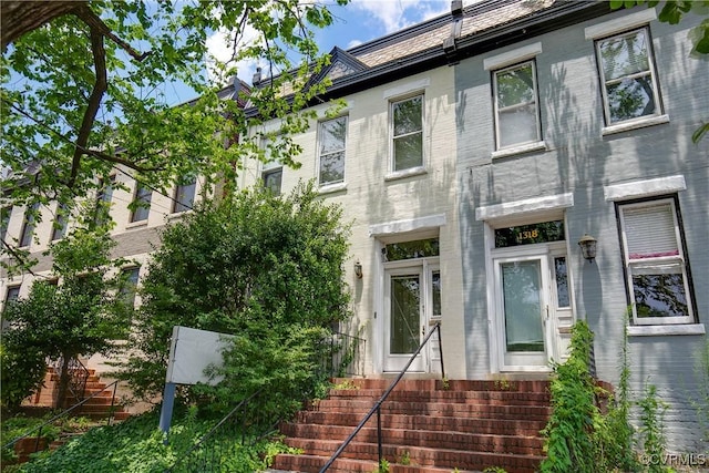 1320 W Main St, Richmond, VA 23220 - view of front facade featuring brick siding and a high end roof