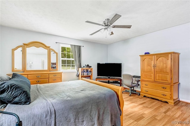 9118 Epps Rd, Mechanicsville, VA 23111 - bedroom with light wood finished floors, a textured ceiling, and ceiling fan