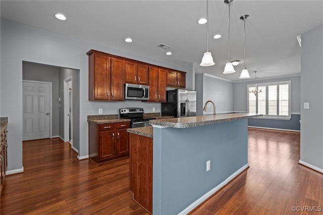8334 E Lord Botetourt Loop, New Kent, VA 23124 - kitchen featuring appliances with stainless steel finishes, dark wood-style floors, a chandelier, an island with sink, and decorative light fixtures