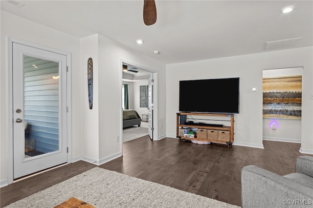 10109 Hollythorne Ln, Mechanicsville, VA 23116 - living room featuring wood finished floors, recessed lighting, and ceiling fan