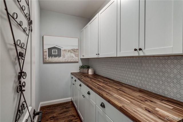 5025 Ellis Meadows Ct, Glen Allen, VA 23059 - bar with tasteful backsplash and dark wood finished floors