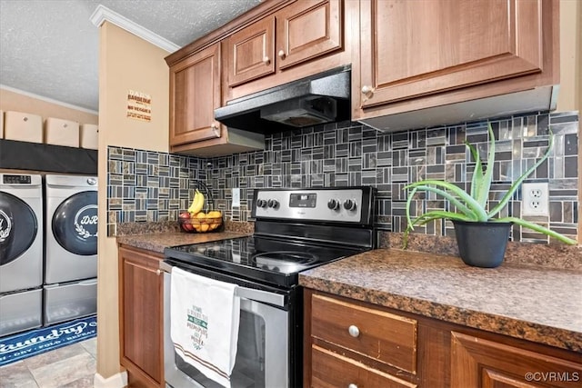 4627 Powhatan Lakes Rd Unit B, Powhatan, VA 23139 - kitchen featuring washing machine and clothes dryer, electric stove, under cabinet range hood, crown molding, and decorative backsplash