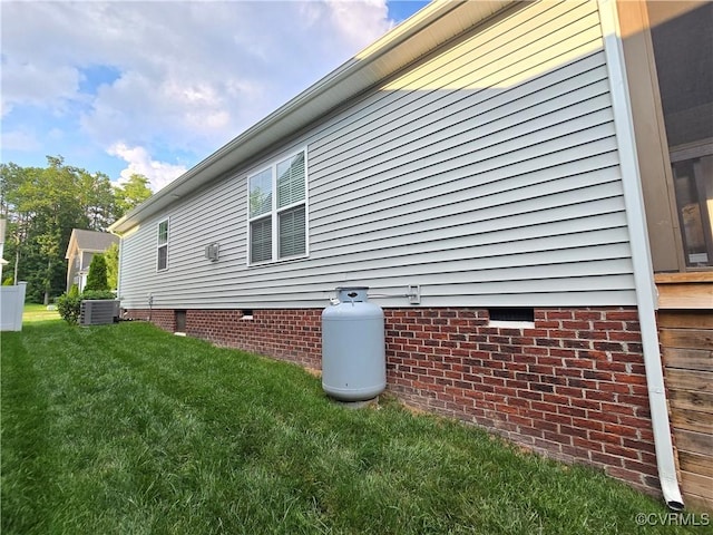 16813 Laurel Park Dr, Moseley, VA 23120 - view of side of property with crawl space and a yard