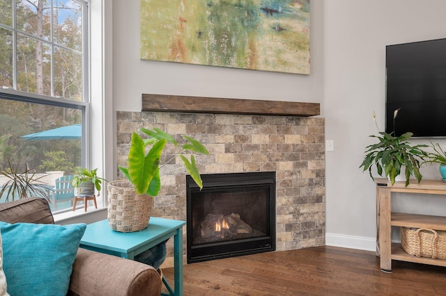 details featuring hardwood / wood-style floors