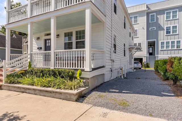 view of front facade featuring driveway and a porch