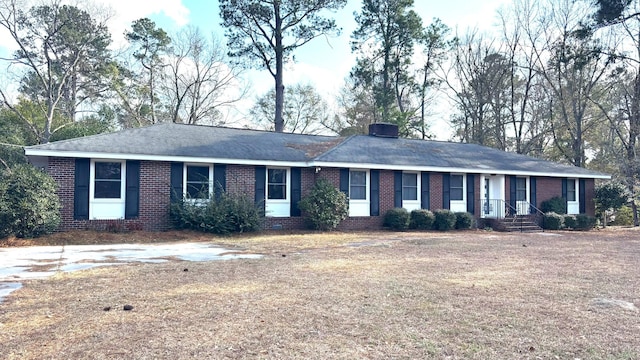 single story home featuring a front lawn