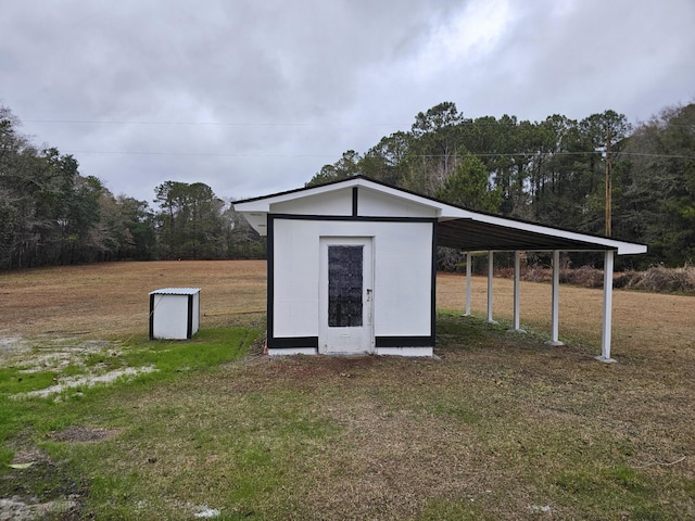 view of outdoor structure featuring a yard