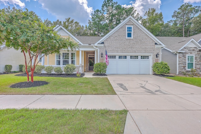 view of front of house featuring a front lawn