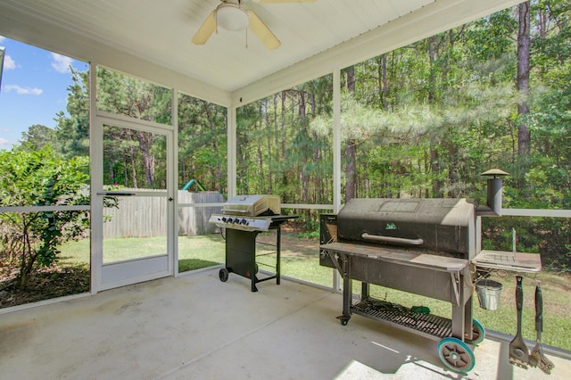 sunroom featuring ceiling fan