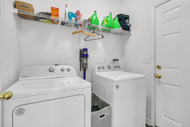 washroom featuring washing machine and clothes dryer