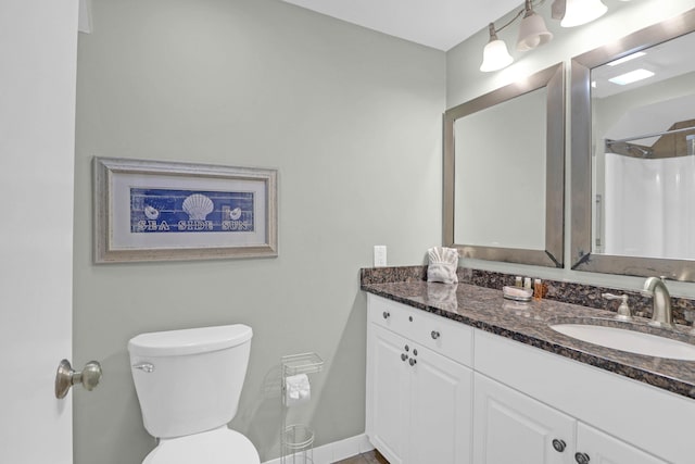 bathroom featuring a shower with curtain, vanity, and toilet