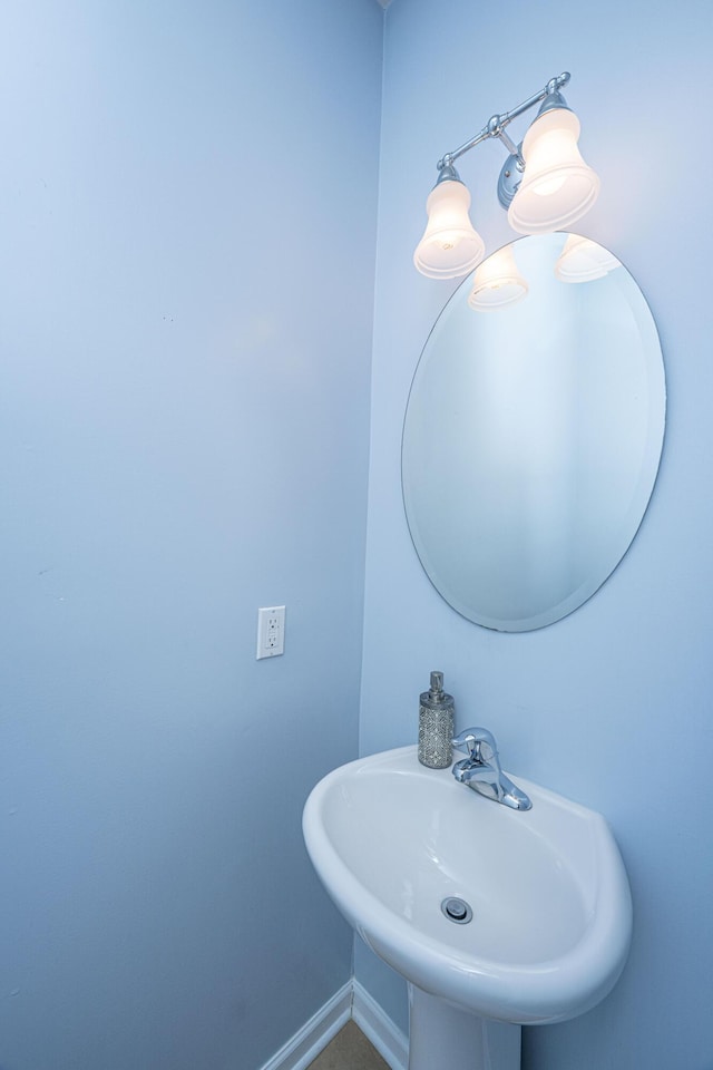 bathroom featuring a sink and baseboards