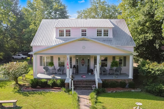 view of front of home featuring a front lawn and a porch