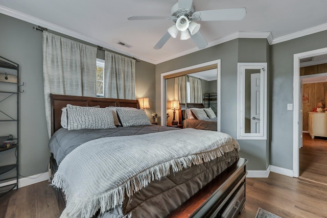 bedroom featuring a closet, ceiling fan, crown molding, and hardwood / wood-style flooring