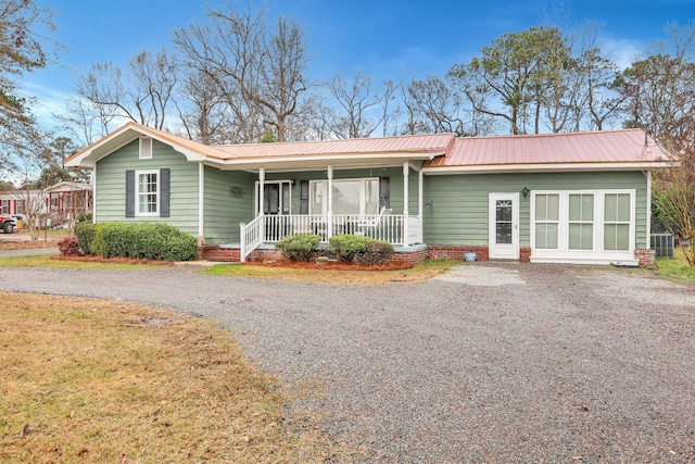 single story home with a porch