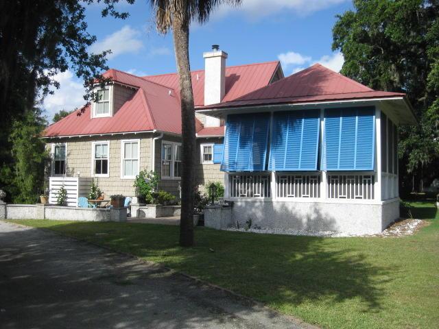 view of front of house featuring a front yard