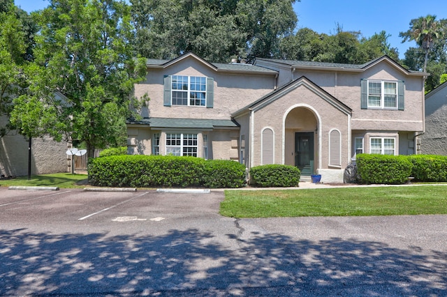 view of front of property featuring a front yard