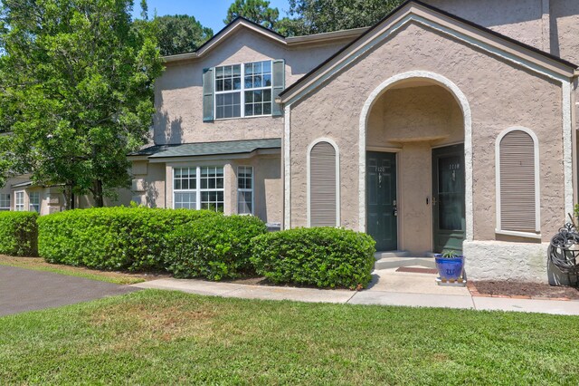 view of front of home with a front yard