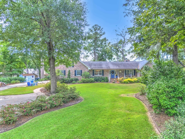 single story home featuring a front yard