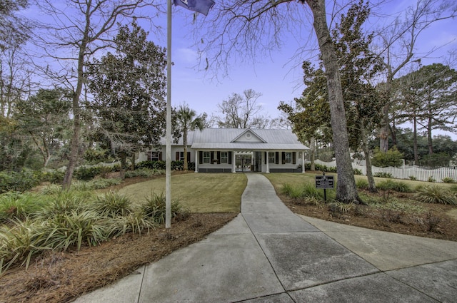 view of front of property featuring a front lawn