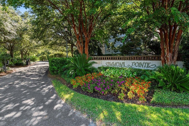 view of community / neighborhood sign