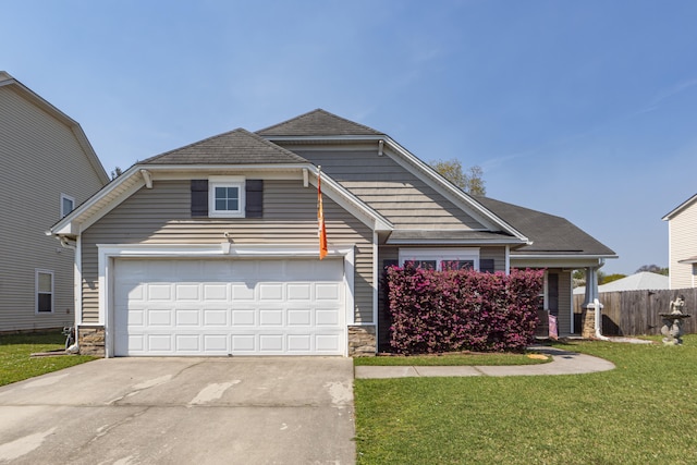 view of front of property featuring a front lawn