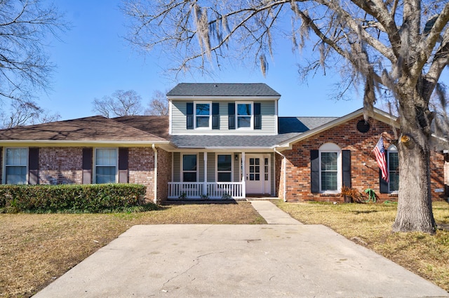 view of front of home featuring a porch and a front lawn