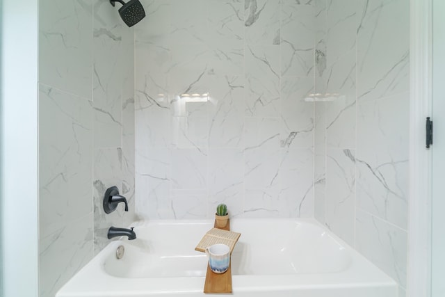 bathroom featuring tiled shower / bath combo