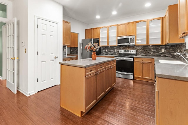 5404 Red Fork Ln, North Charleston, SC 29420 - kitchen featuring stainless steel appliances, a sink, backsplash, a kitchen island, and dark wood-type flooring