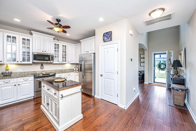 511 Nandina Dr, Goose Creek, SC 29445 - kitchen with stainless steel appliances, visible vents, arched walkways, a ceiling fan, and baseboards