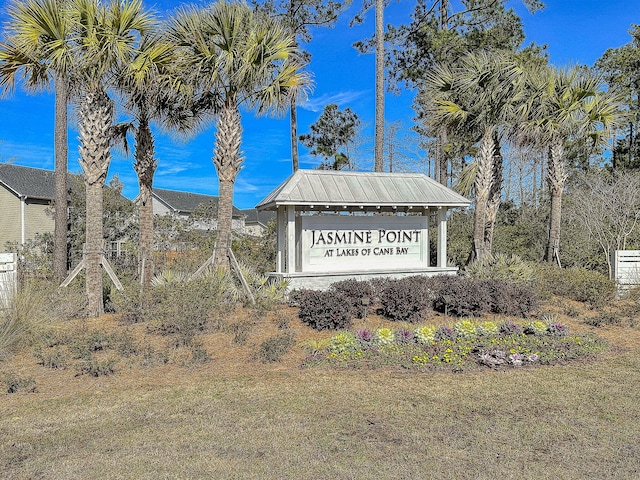 community sign with a lawn