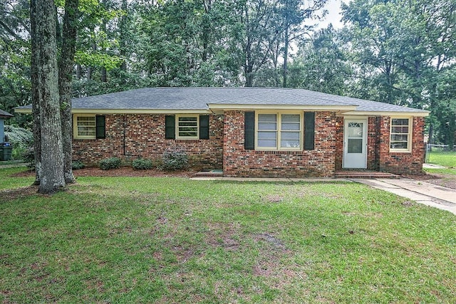 ranch-style house featuring a front yard