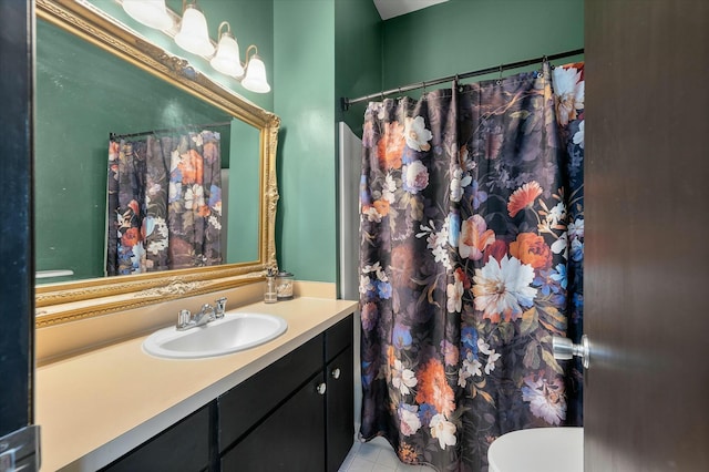 full bathroom with a shower with curtain, toilet, and vanity