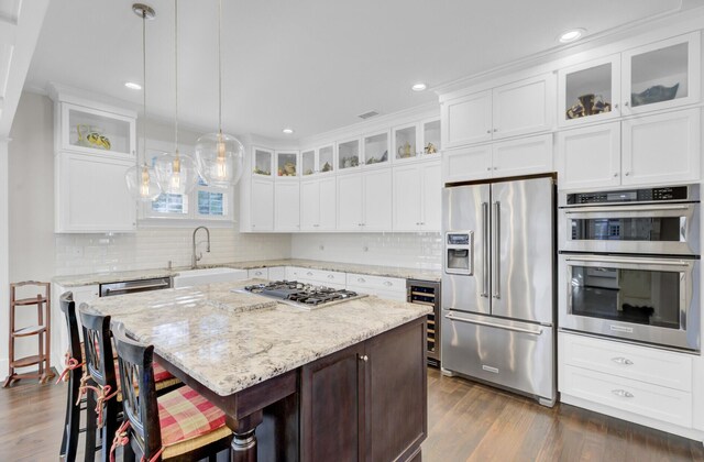 828 Bridge Point Cir, Mount Pleasant, SC 29464 - kitchen with appliances with stainless steel finishes, a sink, wine cooler, a kitchen bar, and white cabinetry