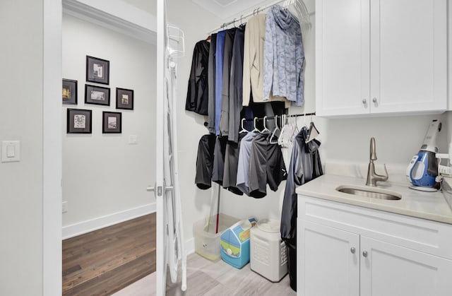 828 Bridge Point Cir, Mount Pleasant, SC 29464 - laundry area with a sink, wood finished floors, and baseboards
