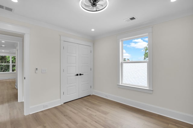 unfurnished bedroom featuring light wood-type flooring, baseboards, recessed lighting, and a closet