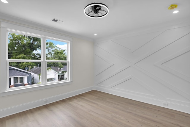 empty room with plenty of natural light, light wood-style flooring, recessed lighting, a smoke detector, and baseboards