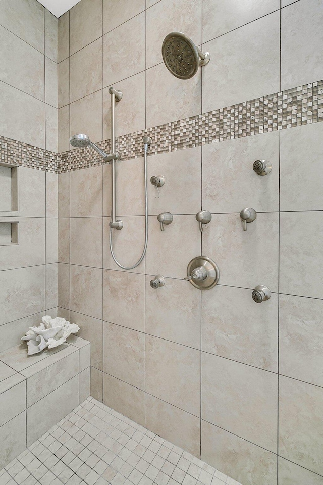 bathroom featuring a tile shower