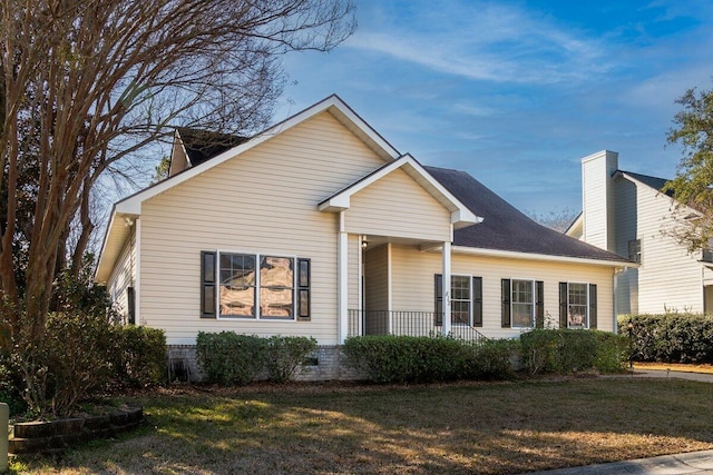 view of front facade with a front yard