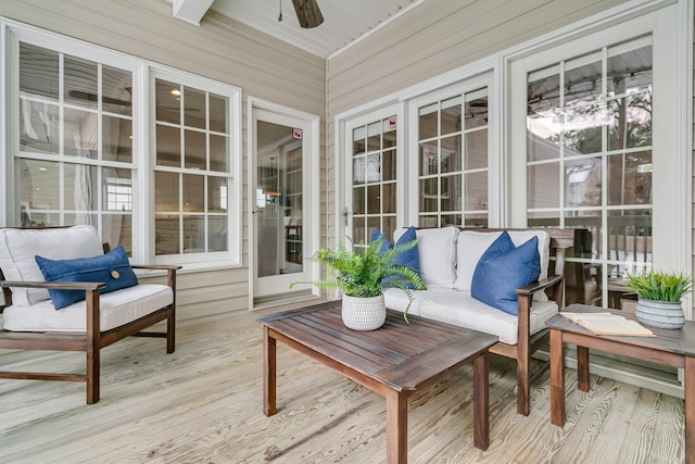 sunroom with ceiling fan