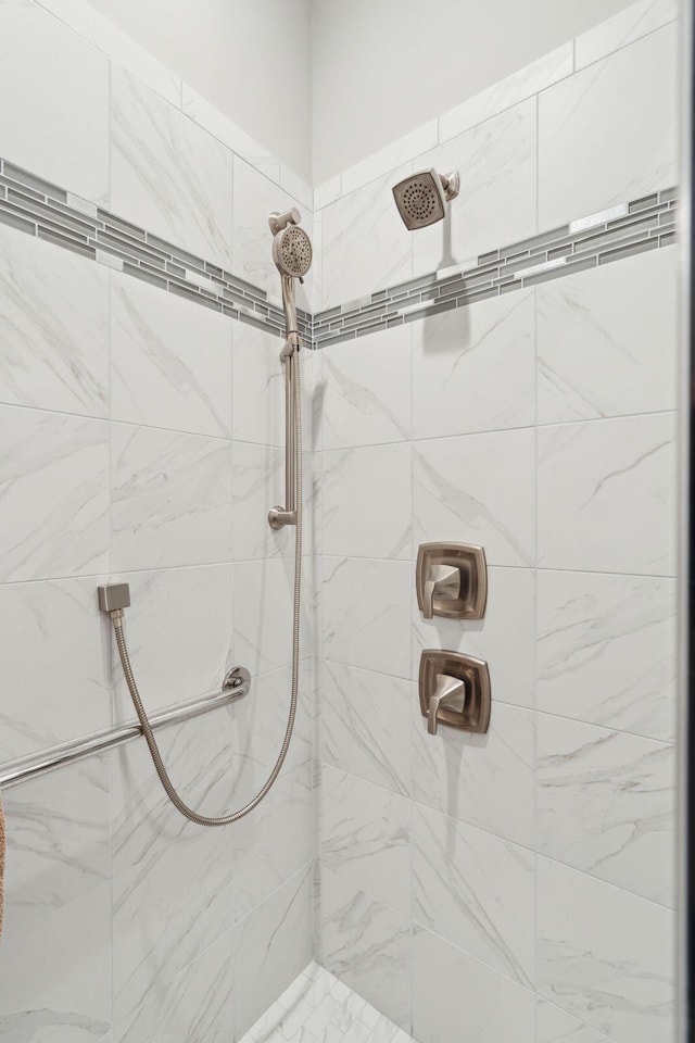 bathroom featuring a tile shower