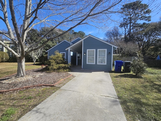 view of front of property featuring a front yard