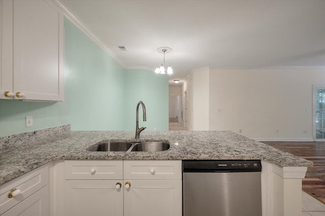 115 Golfview Ln, Summerville, SC 29485 - kitchen featuring dishwasher, a sink, crown molding, a peninsula, and white cabinetry