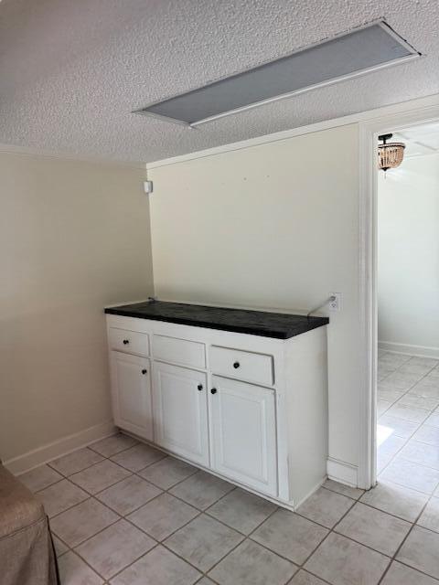 1129 Levi St, Manning, SC 29102 - detailed view of a textured ceiling and baseboards