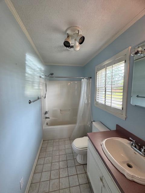 1129 Levi St, Manning, SC 29102 - bathroom with a textured ceiling, vanity, shower / bathtub combination with curtain, toilet, and crown molding