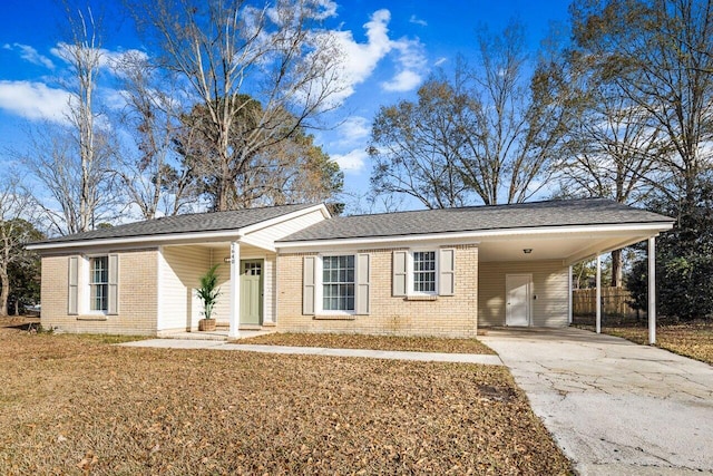 ranch-style house featuring a front lawn and a carport