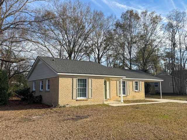 single story home featuring a front lawn