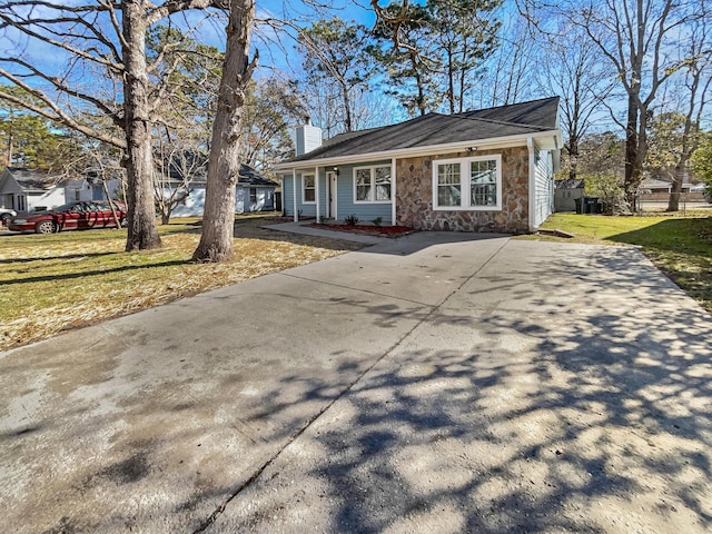 view of front of property featuring a front lawn