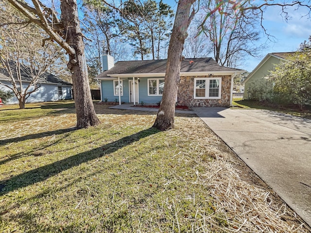 ranch-style house featuring a porch and a front yard